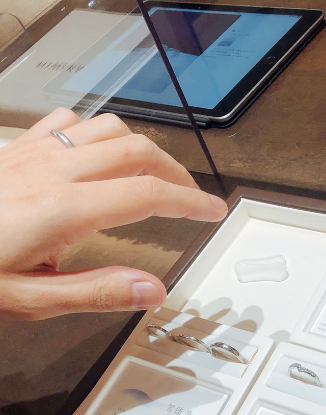 気になる指輪を席に持っていき試着させていただいてる所です。