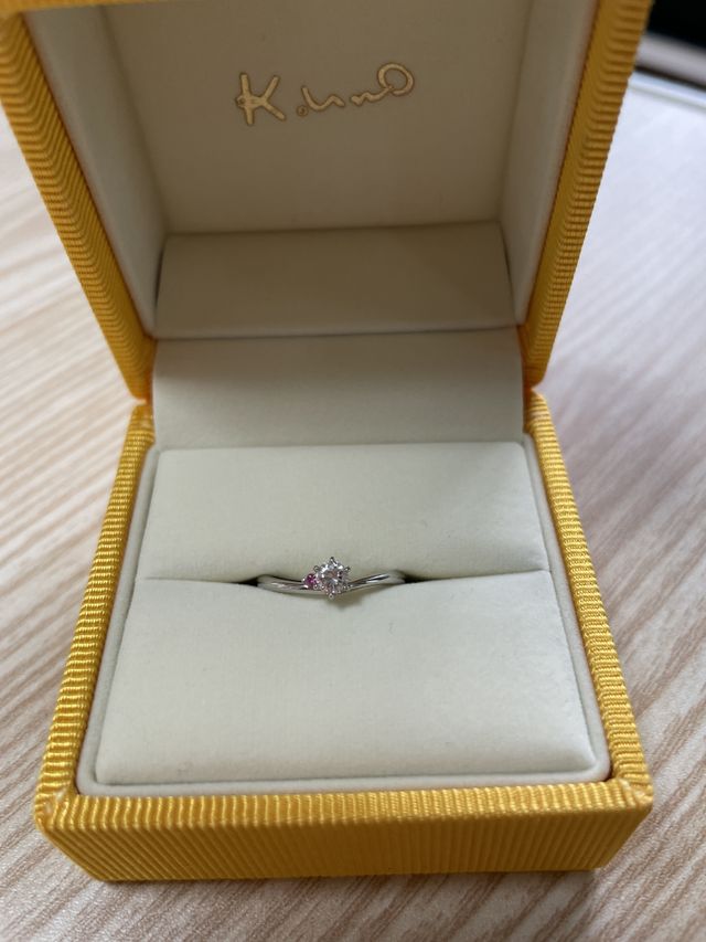 ダイヤはリフォームして横にピンクサファイアをつけました。