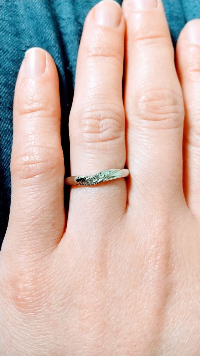 ゆるやかなV字ですが、角度によってはS字のようにも見えます。