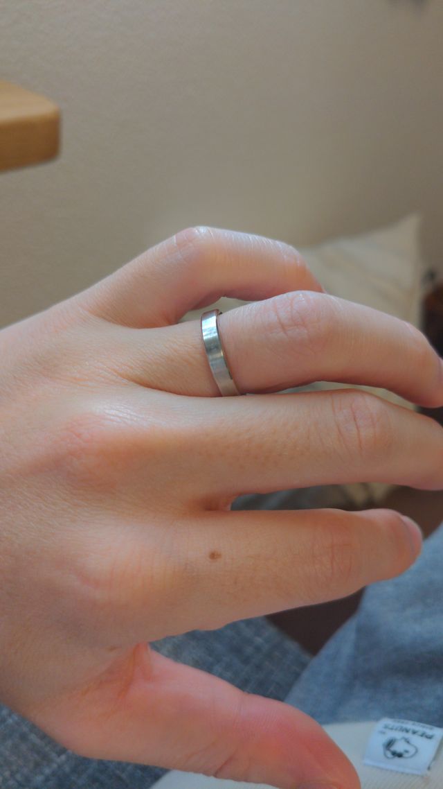 指輪を付けている写真
