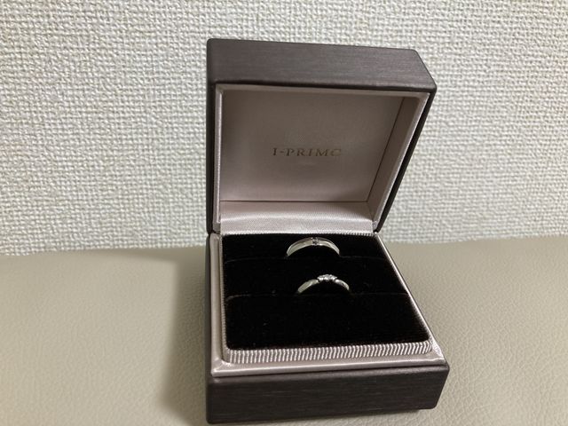 男性女性ともにストーンが付いているものになります。