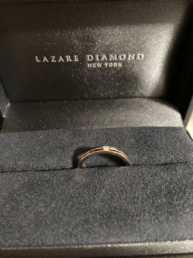 二層になっていてるリングで、色は、ピンクゴールドです。