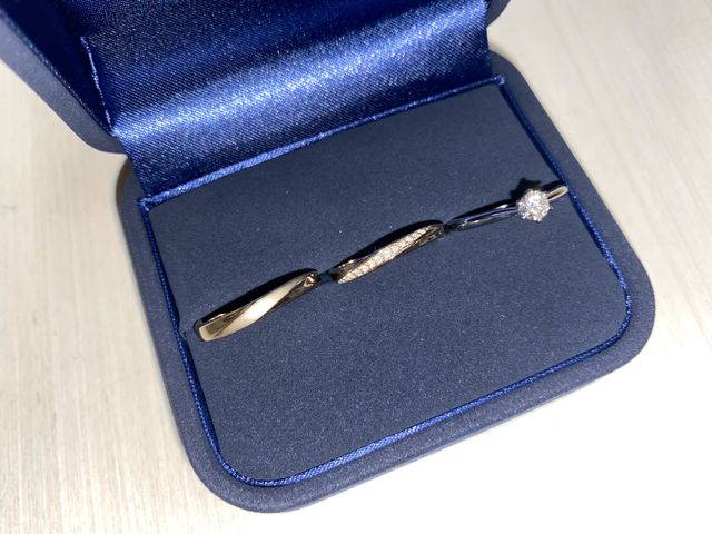 左のペアは今回購入した結婚指輪、右は婚約指輪です。