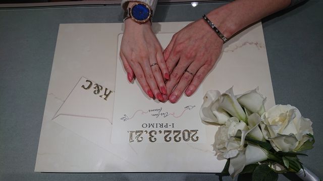 指輪を着けている写真