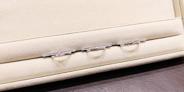 左から、婚約指輪、結婚指輪です。