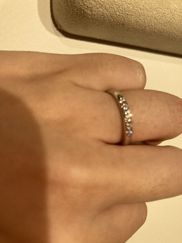 ダイヤが多めの指輪をつけました。