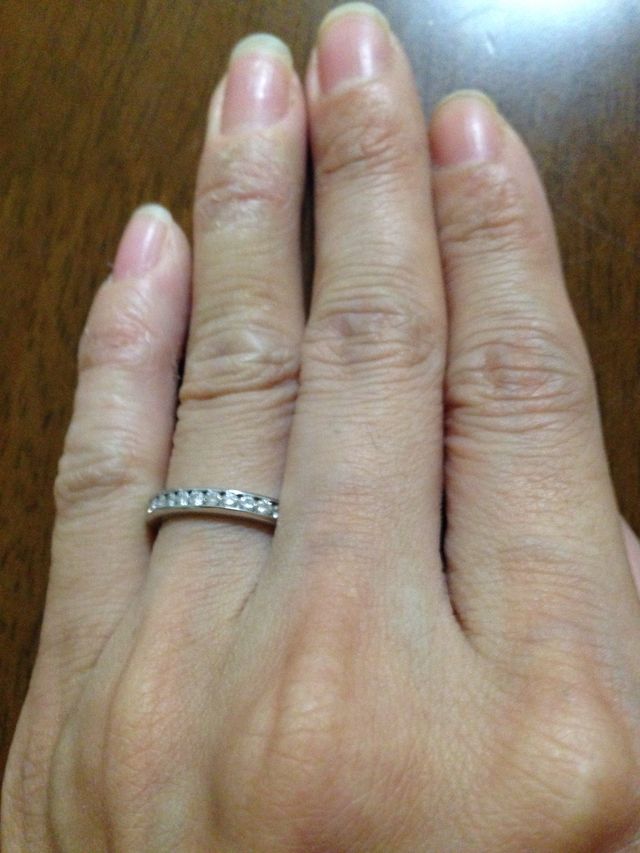 存在感のある結婚指輪満足。色黒の私でもしっくりきます