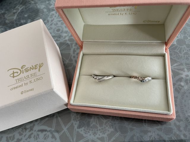 新郎用は木目調、新婦用はピンクゴールドがポイントです。