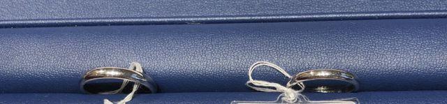 シンプルな指輪を候補にしました