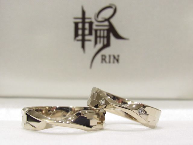 クロス型で遊び心のパズル模様にも見える可愛いらしい指輪です。