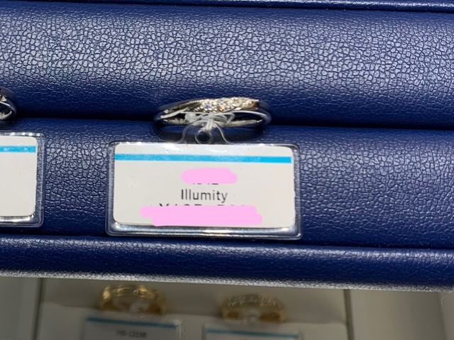 キラキラ輝きの分かる結婚指輪を選びました