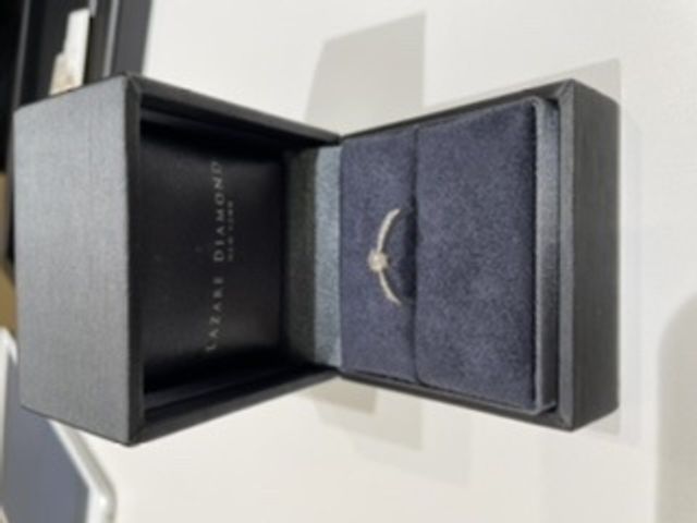 婚約指輪を受け取りに行ったときの写真です。