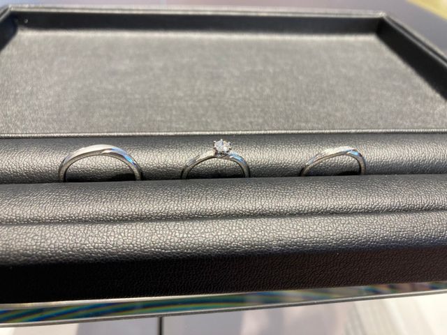 婚約指輪と結婚指輪のセットリングです。