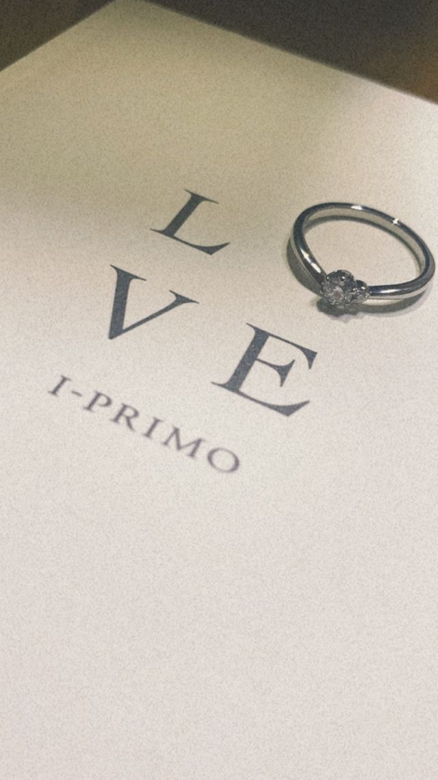 婚約指輪を受け取った時の写真です。