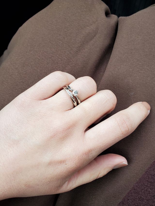 婚約指輪との重ねづけも抜群です