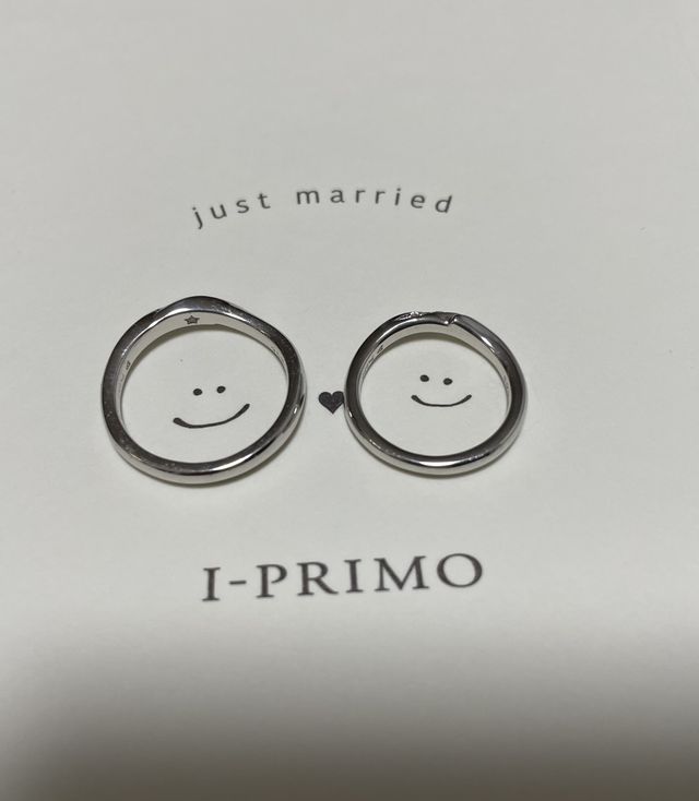 購入した指輪です。お店でもらった台紙の上で撮影しました。