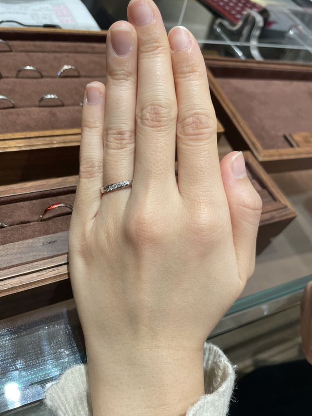 ダイヤが5つ入ったストレートタイプの指輪です