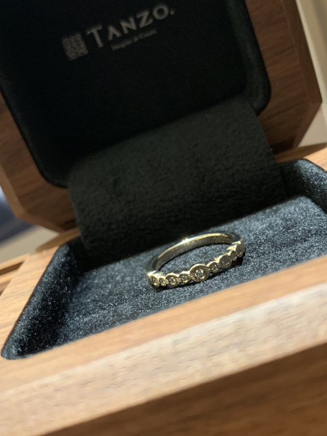 フルオーダーの婚約指輪です。