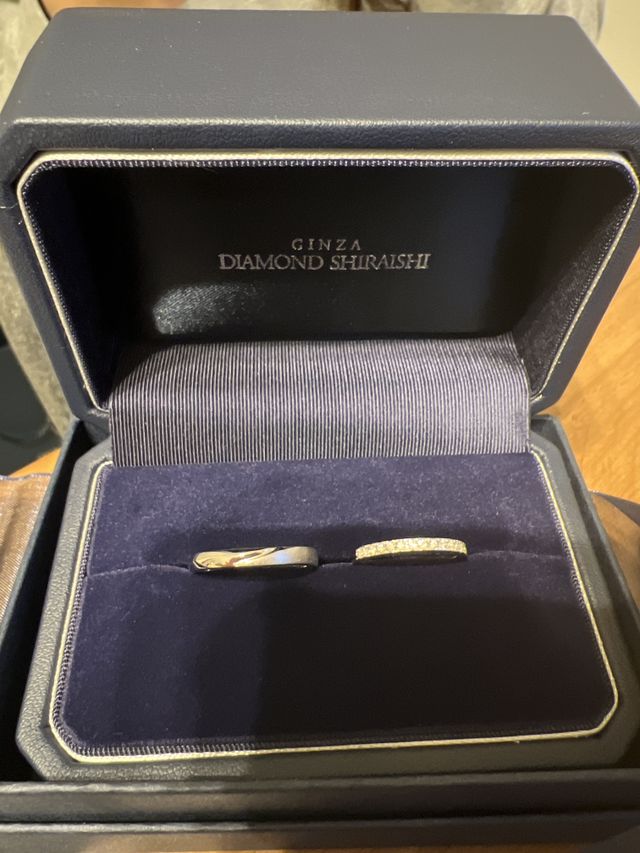 ペアの結婚指輪を購入。購入日当日に自宅で撮影しました。