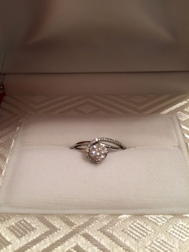 0.628ctのダイヤモンドをメレダイヤが囲んでいます