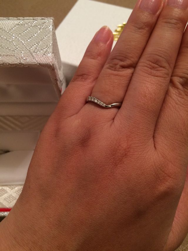 V字にメレダイヤ6石入れています