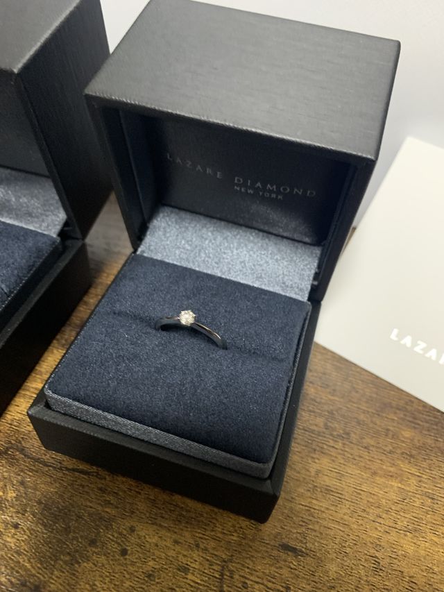 一粒のダイヤだけでもとても存在感があり、キラキラ輝いてます。