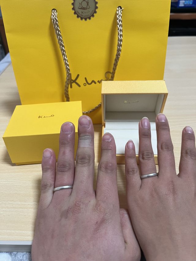 完成した指輪を2人でつけている写真。木目金！