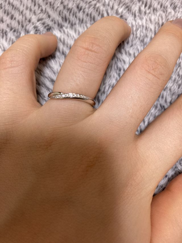 つけた時の感じです。ウェーブになっているので、指に馴染みます