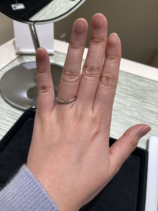 V字ラインのハーフエタニティリング。