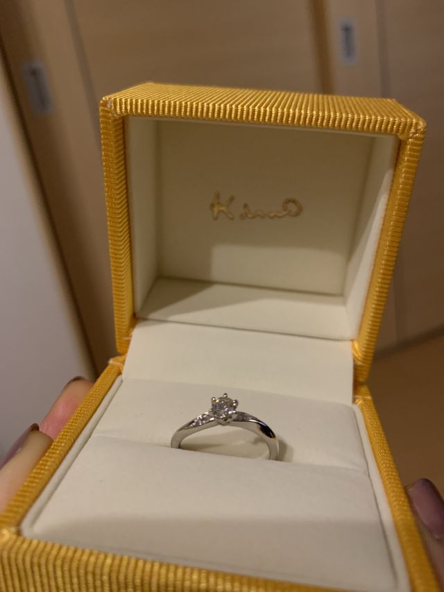 婚約指輪です。
サイズは7.5です。