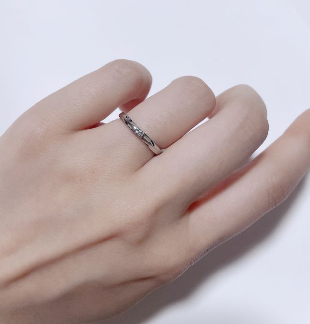 一粒ダイヤで、ストレート寄りの若干ウェーブです。