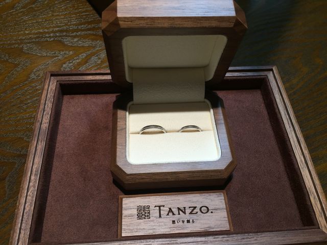 くるみの木の一枚板をくり抜いたケースは重厚感があります。