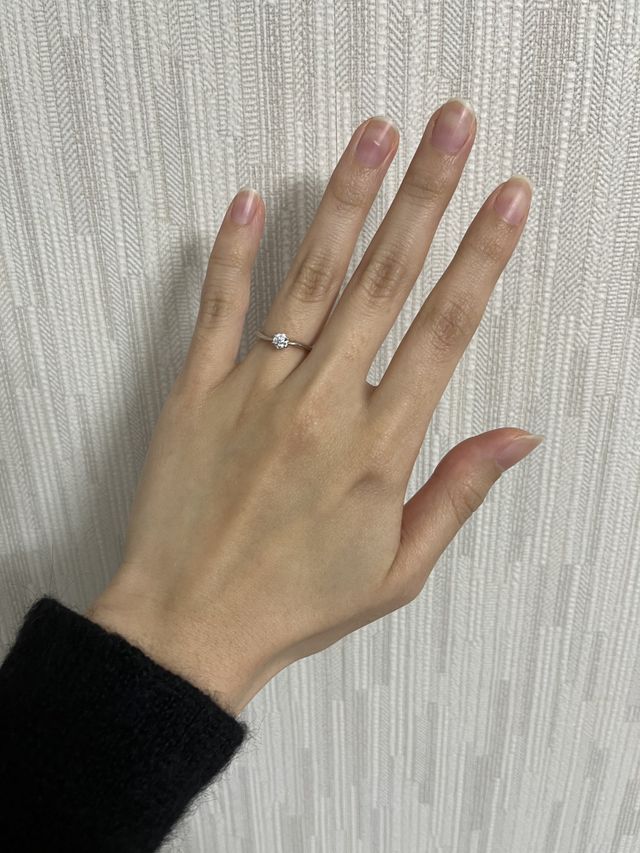 一見、オオソドックスな婚約指輪、、、