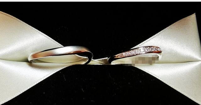 シンプルだが、マットと小さいダイヤモンドで楽しめる。