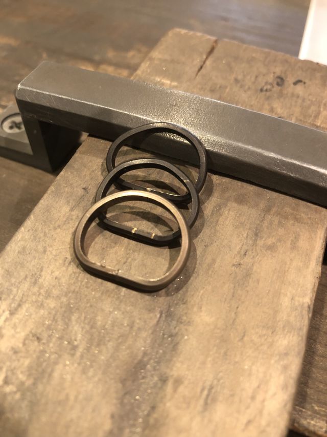 棒状の物を自分達で丸めて作りました