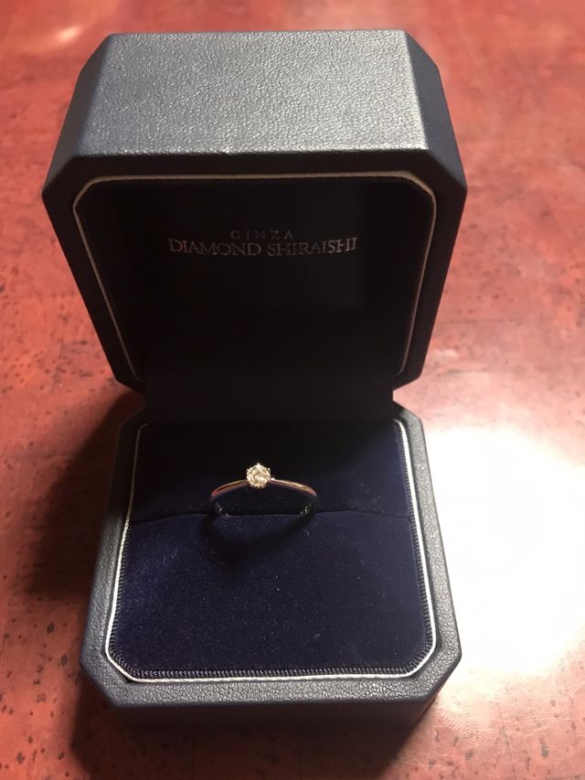 派手なのが苦手だったので小さめのダイヤモンドです。