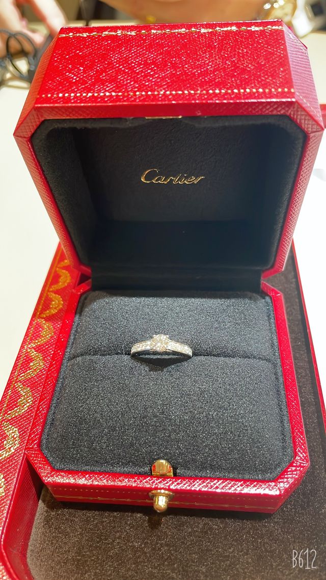 ダイヤの輝きが他のブランドとは違ってとてもキレイでした。