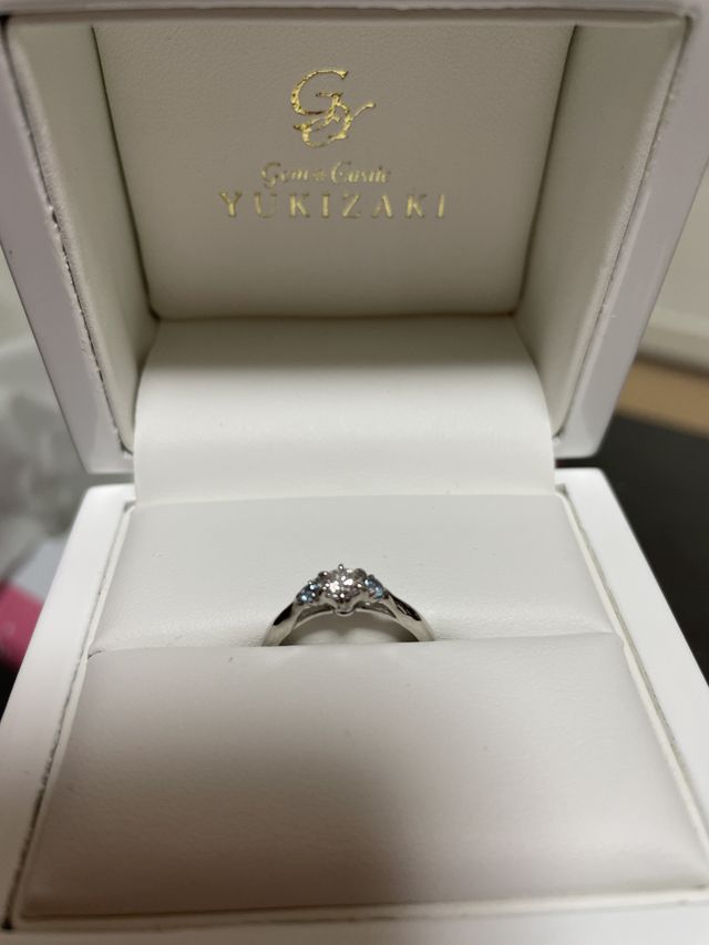 ダイヤの両サイドに水色の宝石を埋め込んでます。