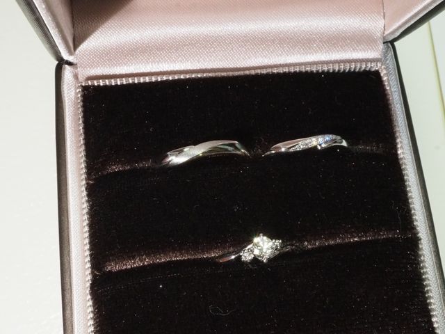 手前は婚約指輪です
左:男性用
右:女性用