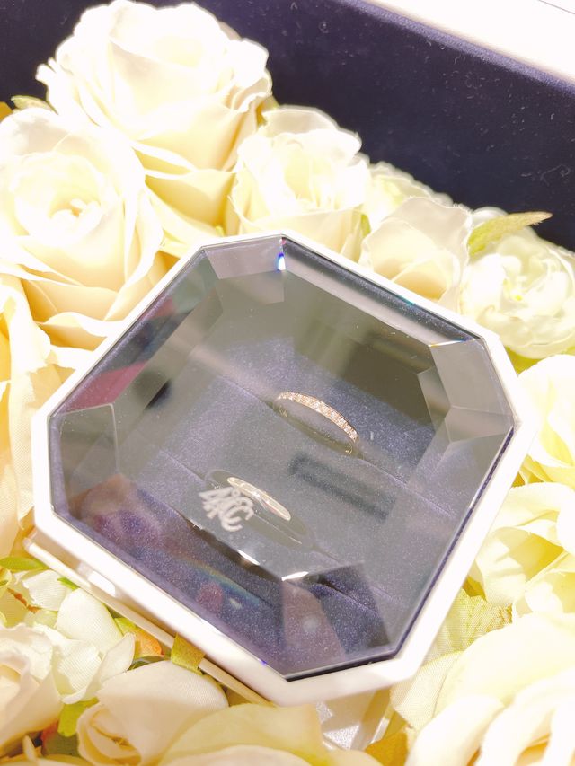 上が女性用、色はピンクゴールド
下は男性用、プラチナ