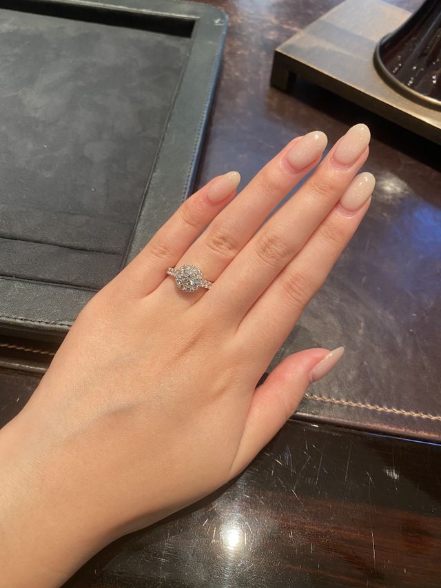 細かいダイヤが周りにあり大きく見えました