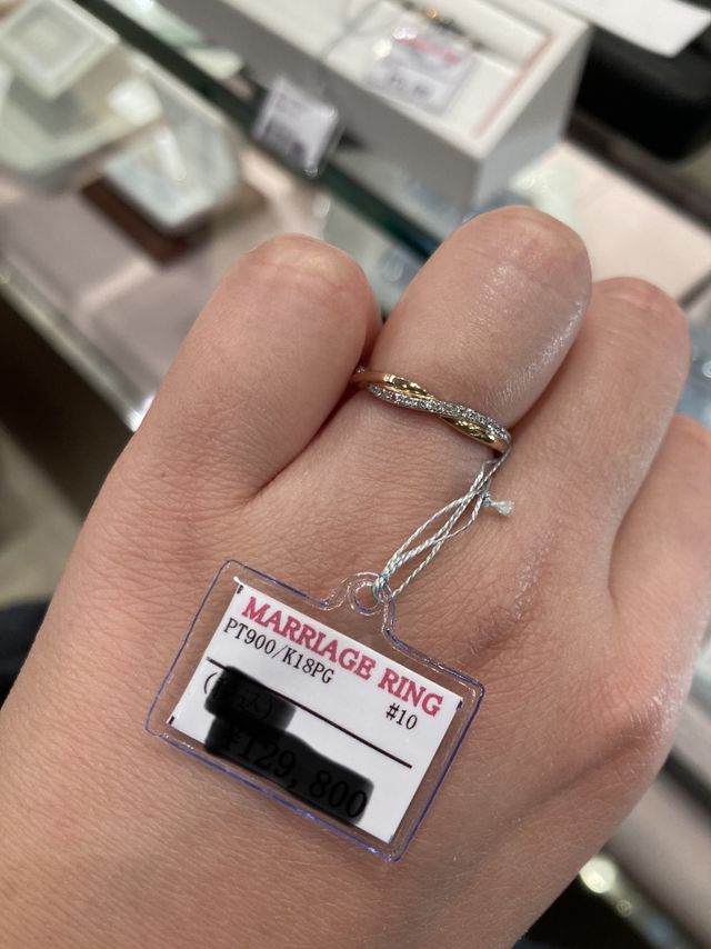 ピンクダイヤの入ったツイストデザインのリング