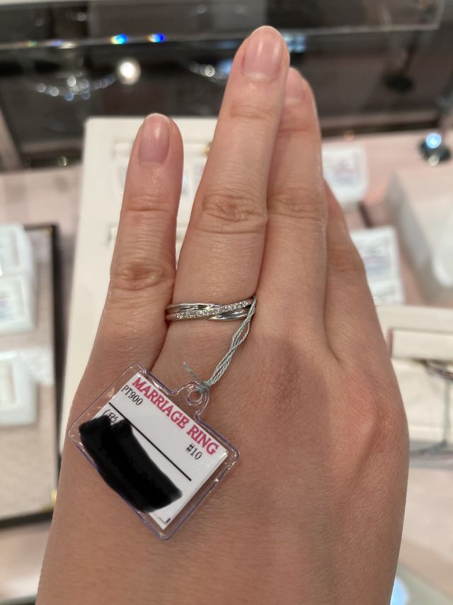 プラチナとハーフエタニティのツイストリング