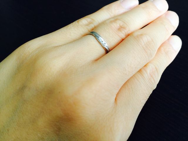 少しVになっている結婚指輪