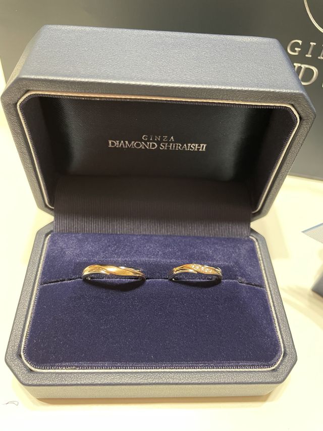 プラチナとピンクゴールドの2色が合わさった指輪です