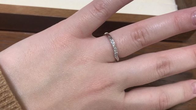 ウェーブが緩くストレートに見えるおしゃれなデザインです