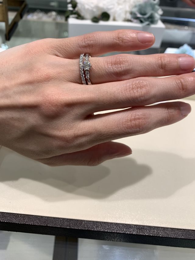 気に入った婚約指輪のウェンディーとマリッジリングです。