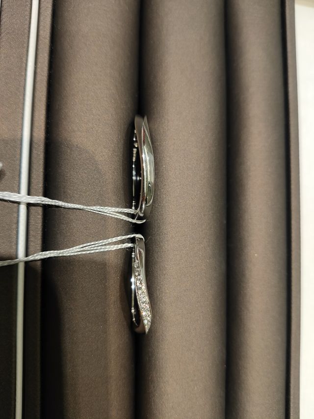 ストレートではなくウェーブしており、全体にダイヤがついてます