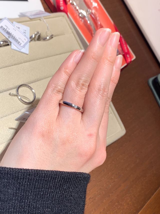 お花型のダイヤモンドの埋め込みがかわいい！