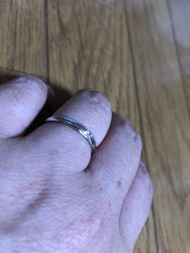 相手の指輪と合わせると彫刻がハートの形になる指輪です。